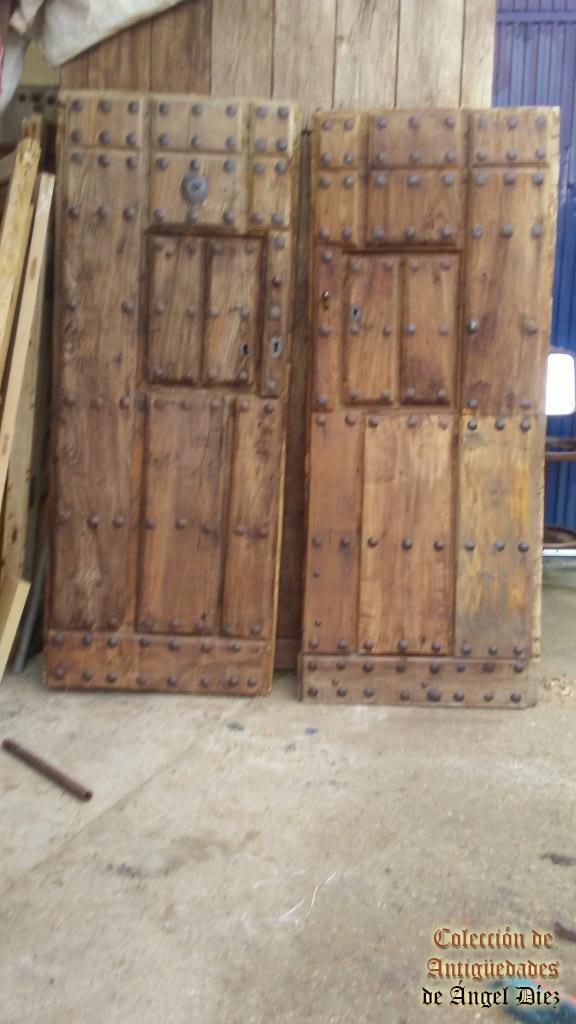 Puerta de clavos antigua